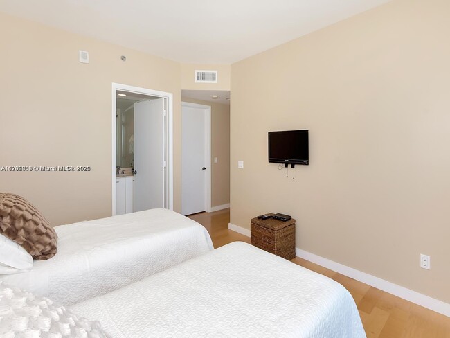 Building Photo - 2711 S Ocean Dr