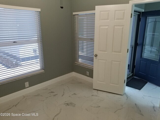 Building Photo - 3685 Oakhill Dr
