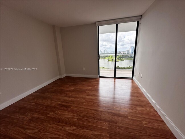 Building Photo - 3731 N Country Club Dr