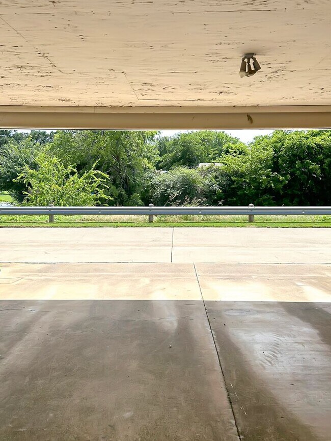 Building Photo - 2-Bed, 2-Bath Townhome with Flexible Floor...