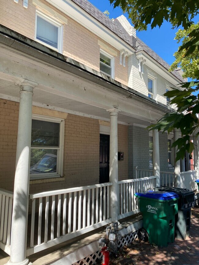 Building Photo - 16 S Plum St