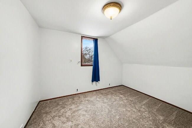 Building Photo - Stunning 3 bedroom rental minutes from downtown - $1800/Month