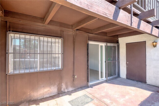 Building Photo - 1405 E Vegas Valley Dr