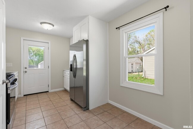 Building Photo - 5209 N Glen Elm Dr
