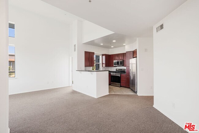 Building Photo - 6400 Crescent Prk E