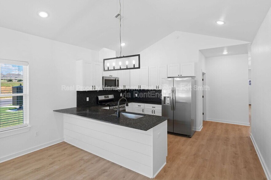 Building Photo - 8901 Cantera Dr