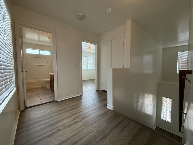 Building Photo - "Spacious 3-Bedroom Gem with 2.5 Baths in ...