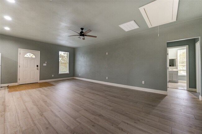 Building Photo - 4323 Continental Dr