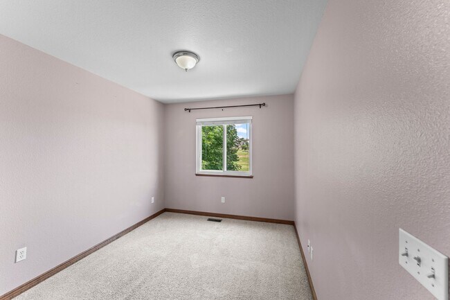 Building Photo - Beautiful 4 Bedroom Broadmoor Glen home - (D12 Schools)