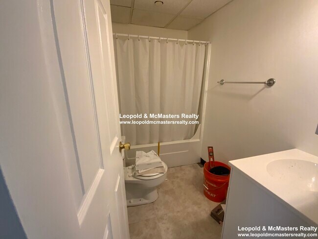 Building Photo - 98 Queensberry St