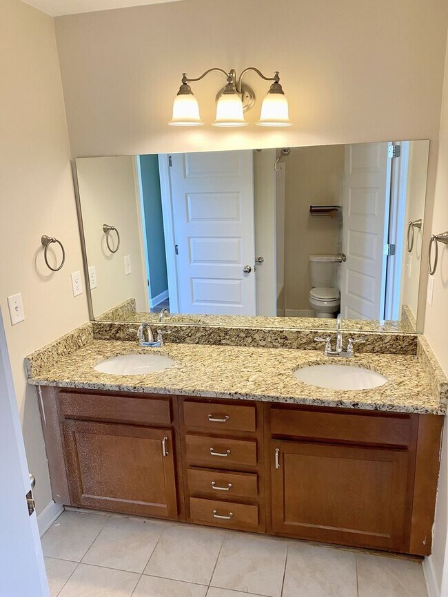 Building Photo - Great Location!! - 3 bedroom 2.5 bath home