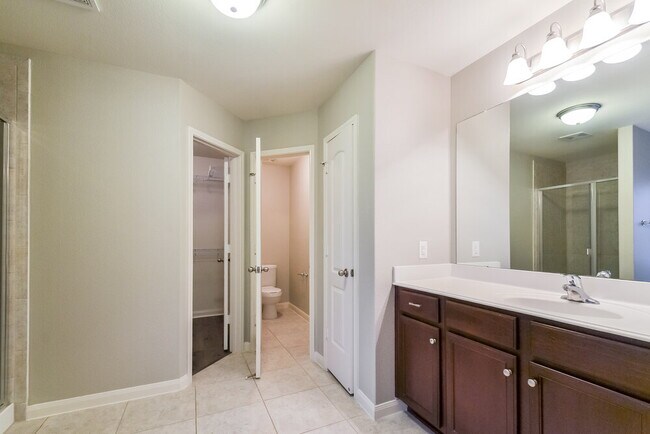 Building Photo - 2220 Mulberry Dr