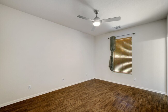 Building Photo - 3 Bedroom/2.5 Bathroom Edgewick Condo for ...