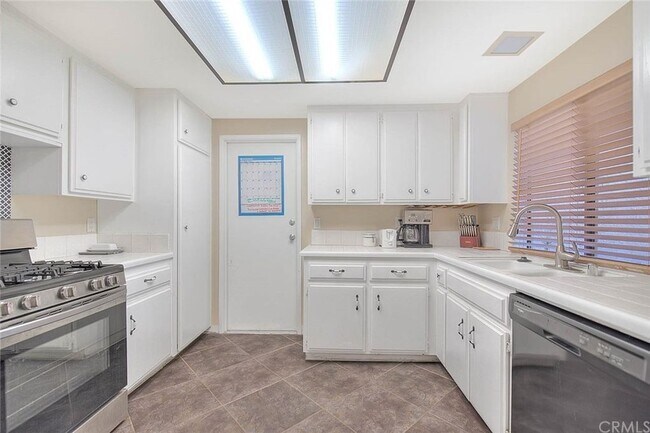A cooks dream kitchen - 1073 S Romney Dr