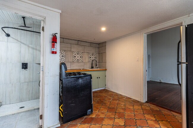 Building Photo - 426 W Woodlawn Ave