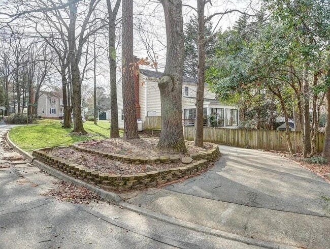 Building Photo - 10632 Looking Glass Rd