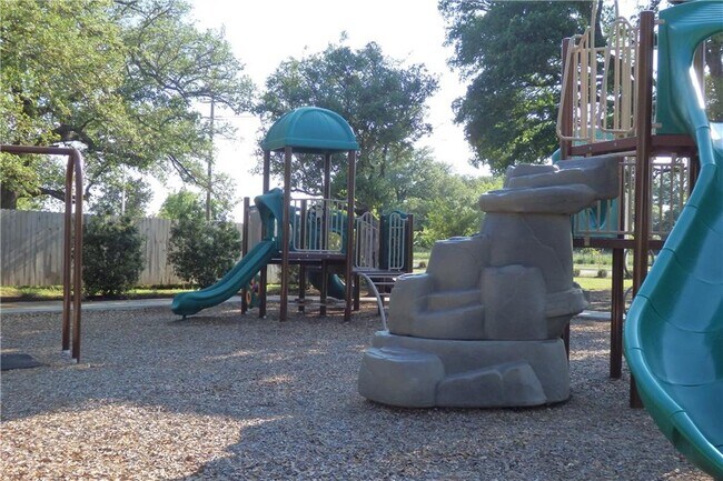 Building Photo - 913 Wolcott Dr