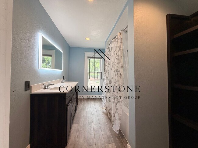 Building Photo - 4 Bedroom 2 Bathroom Home with Great Back Deck! $1300