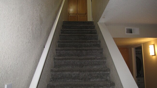 Building Photo - Condo in South West Bakersfield Private Co...