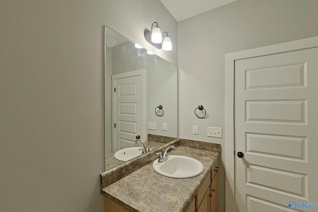 Building Photo - 520 White Oak Cir