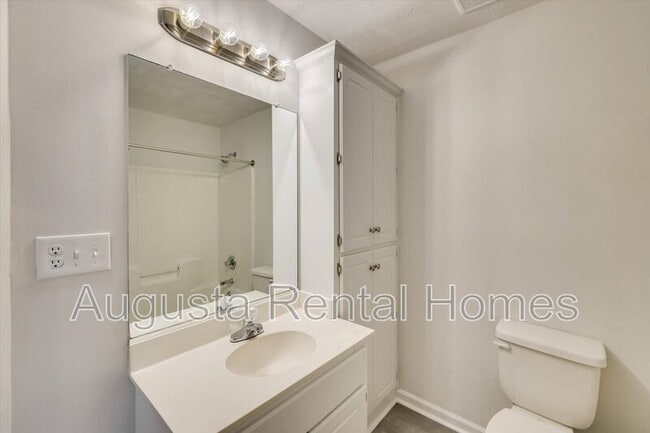 Building Photo - 2824 Cranbrook Dr