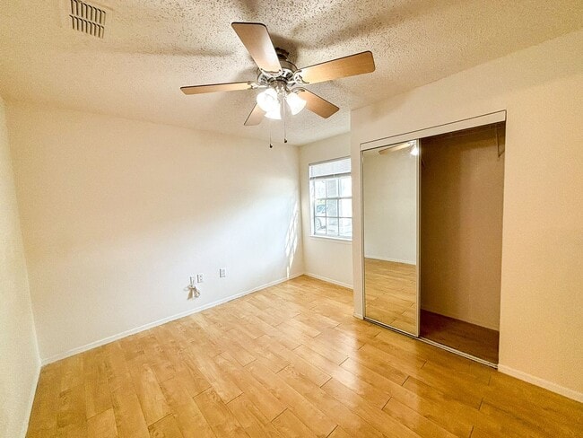 Building Photo - Windsor Park #515 - Pet Friendly!