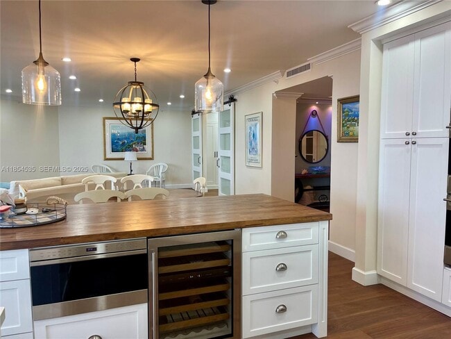 Building Photo - 21050 Point Pl