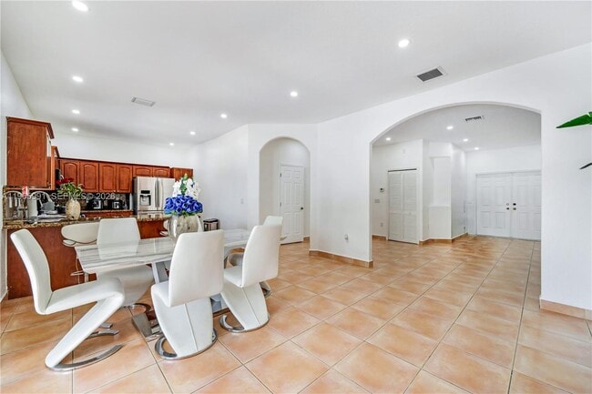 Building Photo - 1205 SE 7th Ct