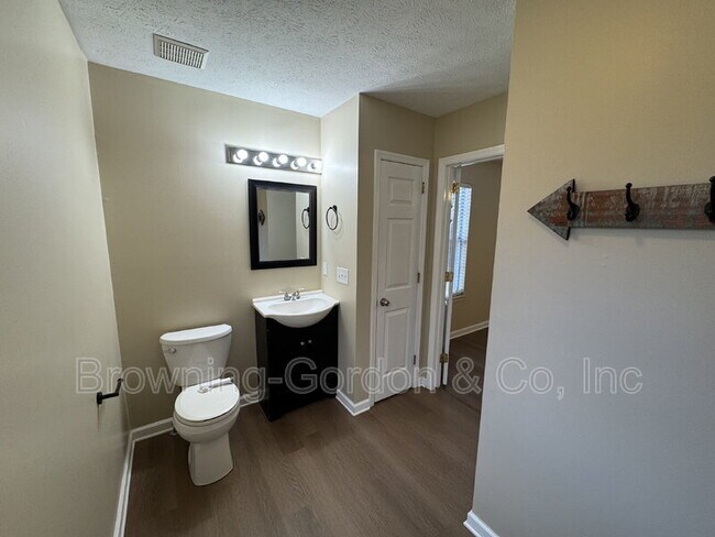 Building Photo - 1111 Cedarhill Ct