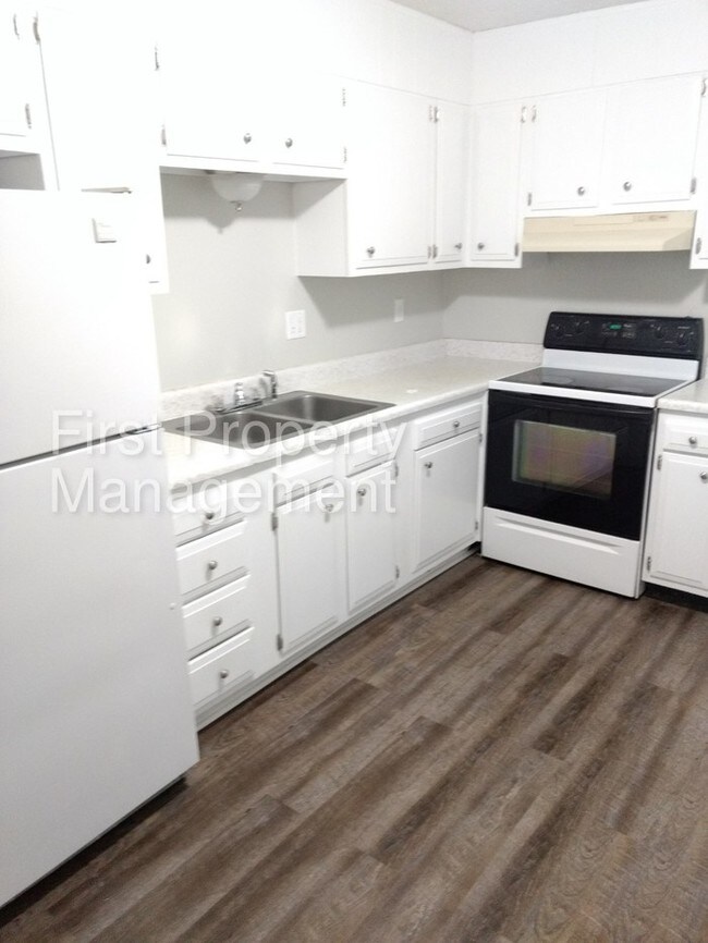 Building Photo - 2 bedroom 1 bath Duplex East Ridge