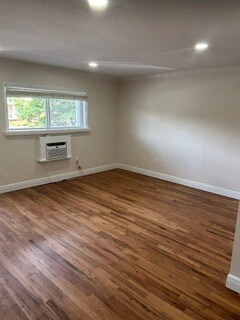 Living area - 320 Lakeview St