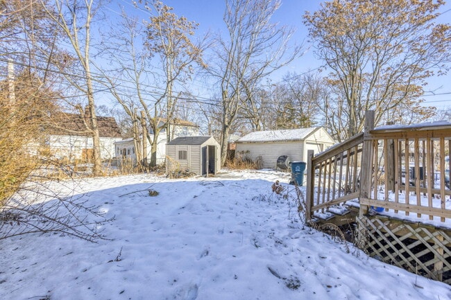 Building Photo - 621 E Meyers Ave