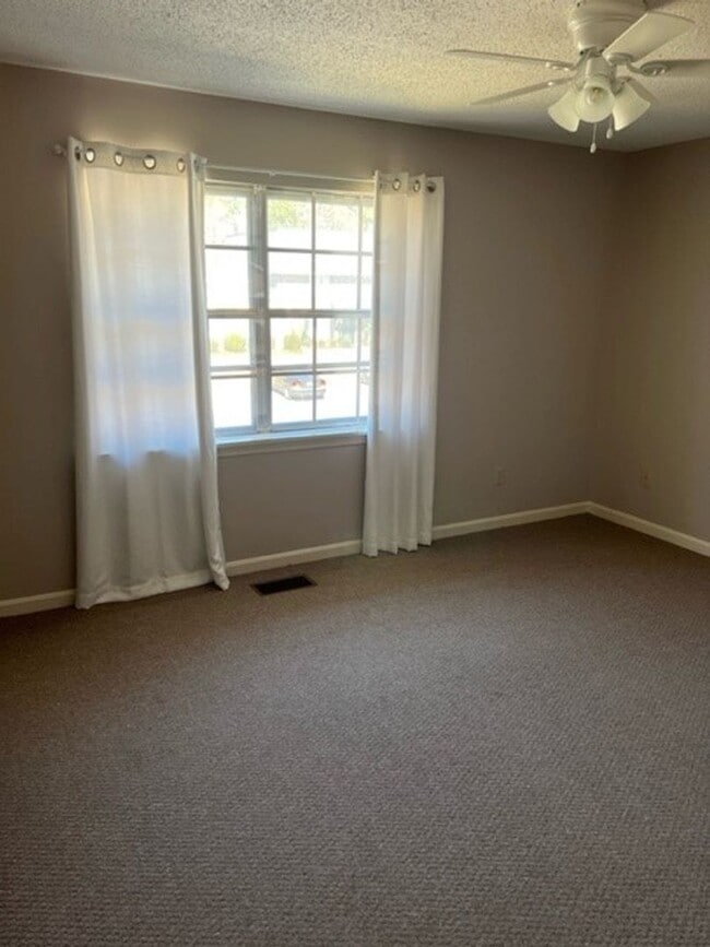 Building Photo - 165 Fox Run
