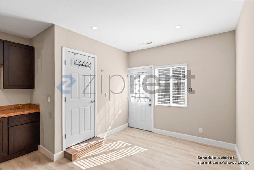 Building Photo - 1729 Laine Ave