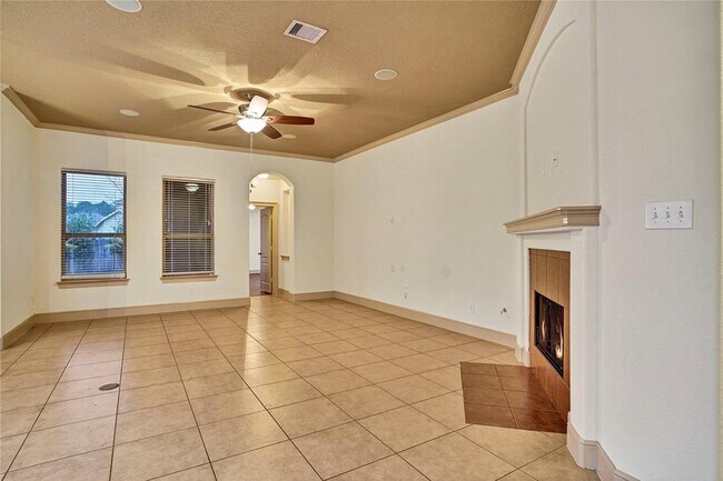 Building Photo - 10 Tallgrass Way