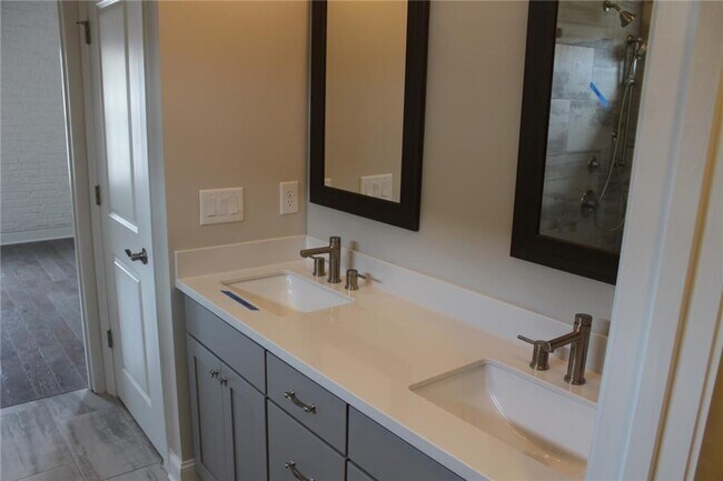 Building Photo - 4761 Roswell Rd