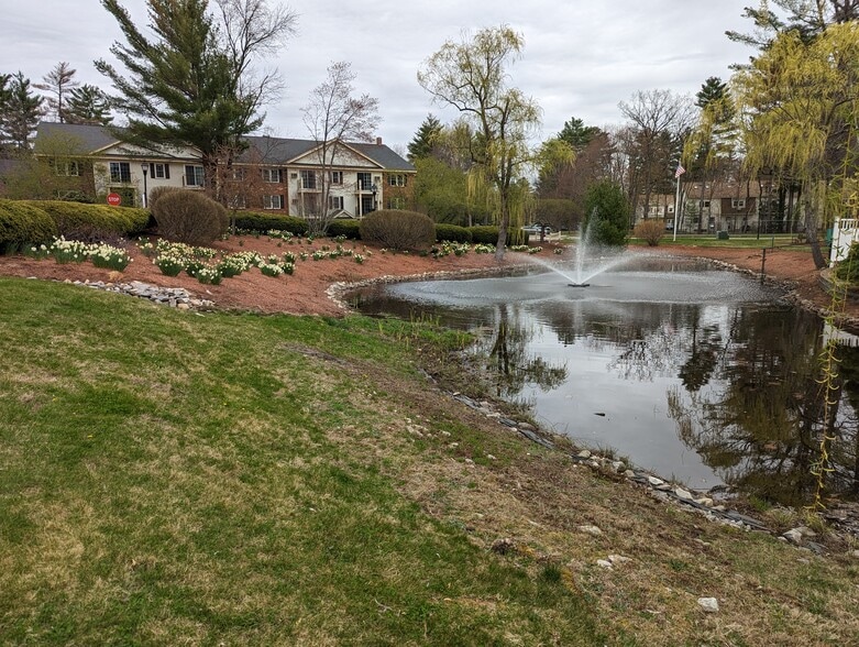 Building Photo - 8 Northbrook Dr
