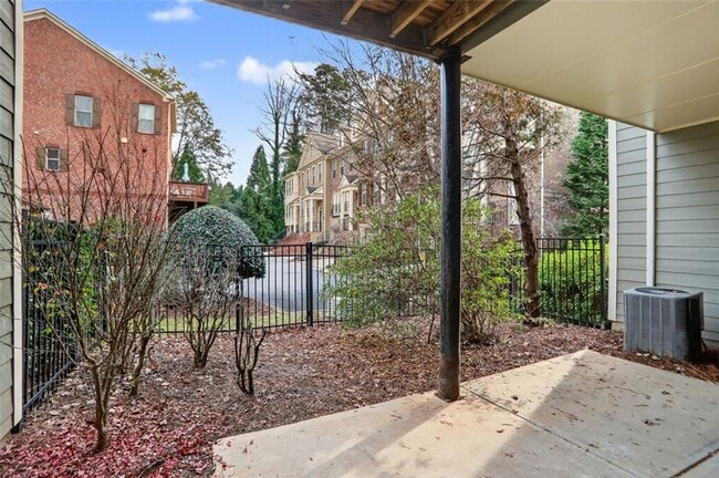 Building Photo - 3267 Ferncliff Ln