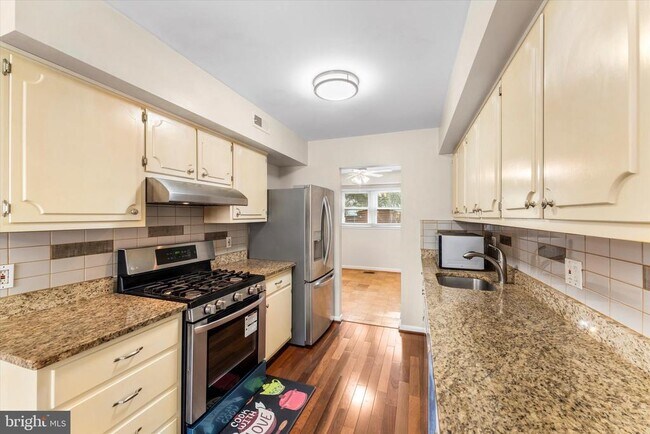 Building Photo - 5052 Cliffhaven Dr