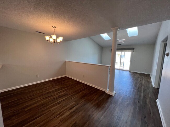 Building Photo - Updated Holten Place, top floor, two bedro...