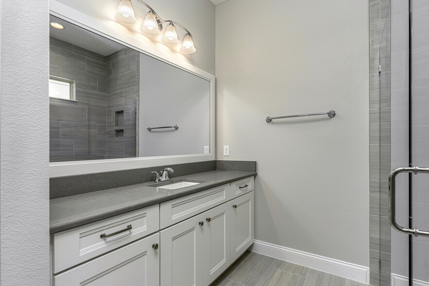 Downstairs Bedroom 1 En-Suite - 10146 Royal Island Ct