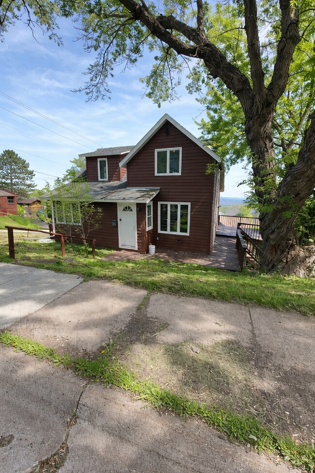 Building Photo - AVAILABLE JUNE - 5 Bed 2 Bath In East Hillside