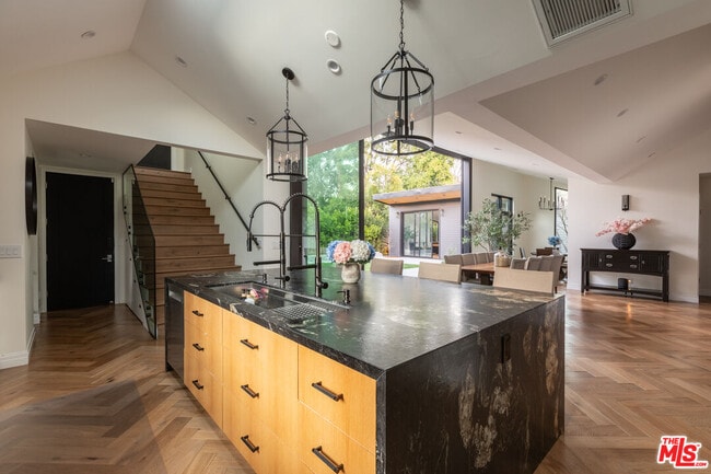 Building Photo - 1095 Chula Vista Pl