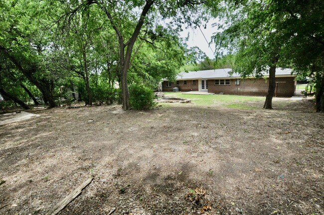 Building Photo - FOR LEASE! Nice 3-2-2 Brick Home in Weatherford!