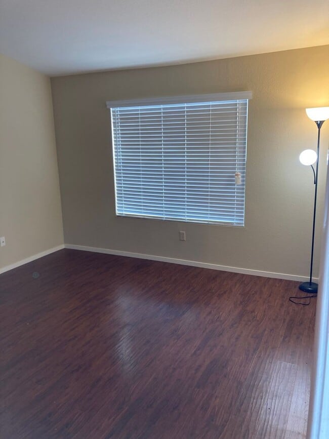 Building Photo - Gated community just minutes south of the strip, 2br/2bath, 2nd floor condo.