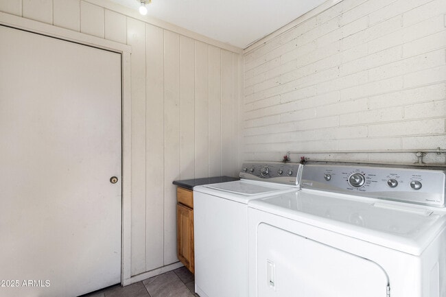 Building Photo - 7045 E Wilshire Dr