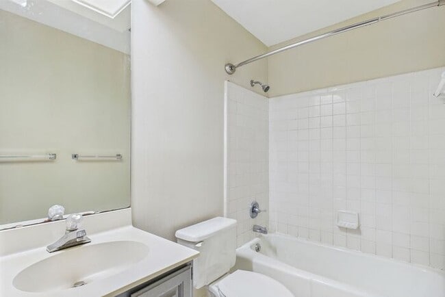 Building Photo - Charming 3-Bedroom Townhome in Sunset Woods