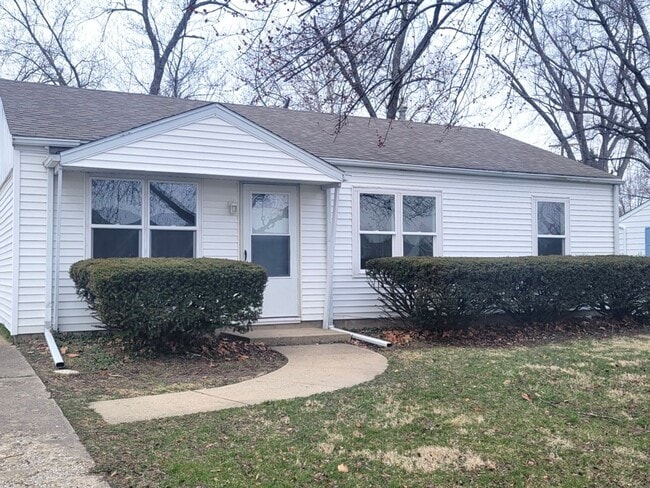 Building Photo - Beautiful 3 Bedroom Home Available after J...