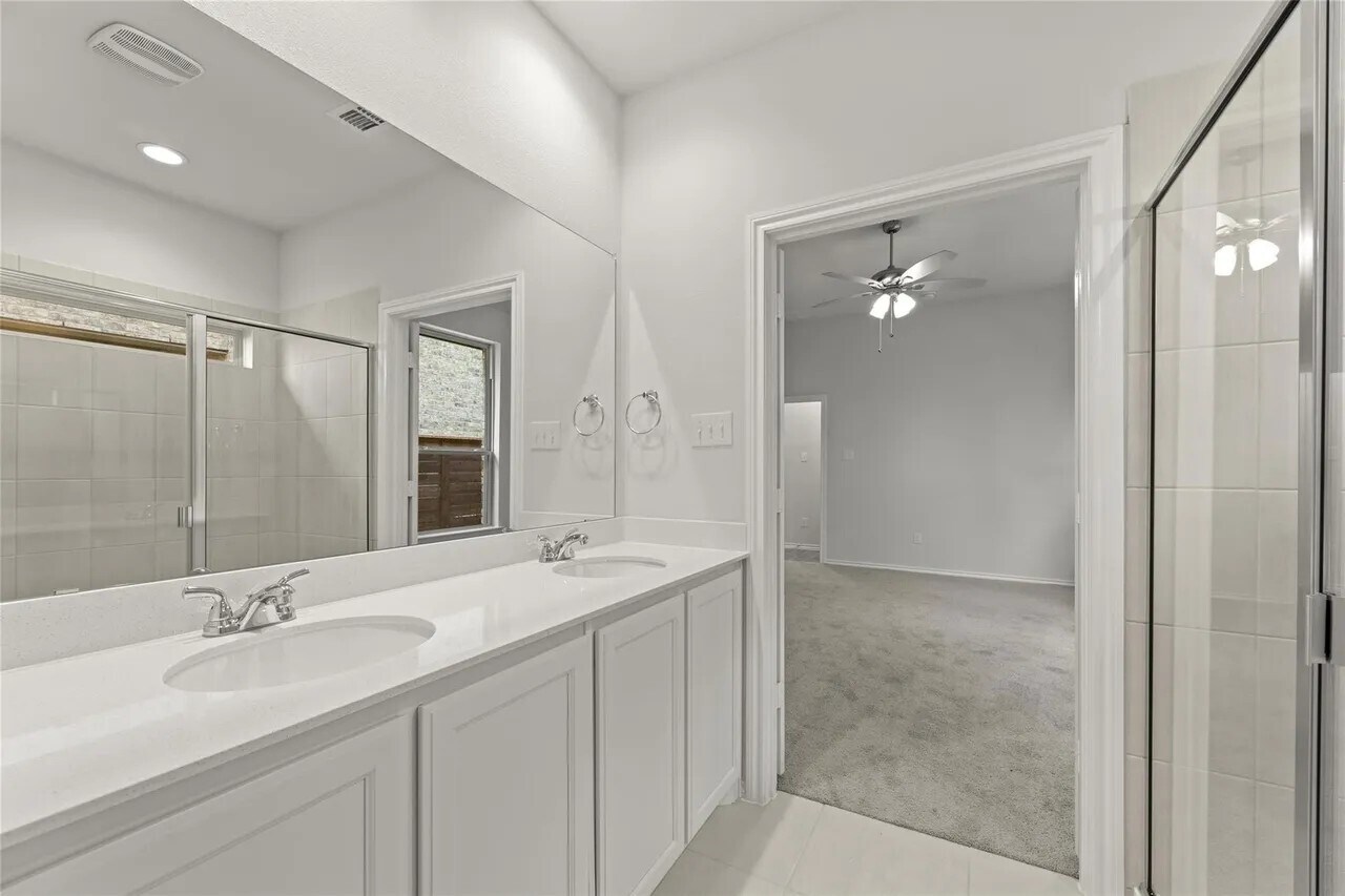 Master Bath - 2004 Poppy Way