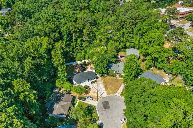 Building Photo - Gorgeous 3 Bedroom, 2 Bath Split-level home in Brentwood - High-end Renovation, Pet Friendly!